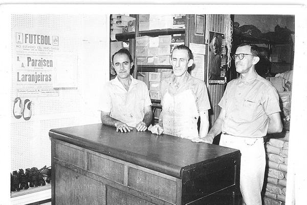 Recebo mais uma colaboração da leitora Filó, desta vez com uma foto do ano de 1968, tirada no interior da sapataria do seu Salvador, que existia ali na rua Major Claudiano, entre o IETC e a antiga cadeia, onde ele confeccionava e consertava calçados. À es